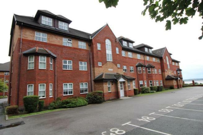 Riverside Views 2 Bedroom Apartment *